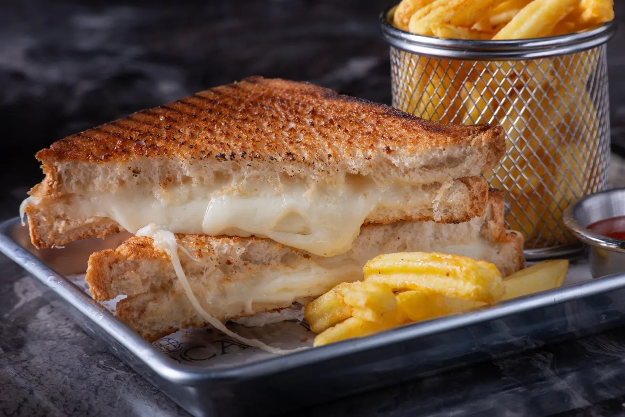 Domates Kaşarlı Tost