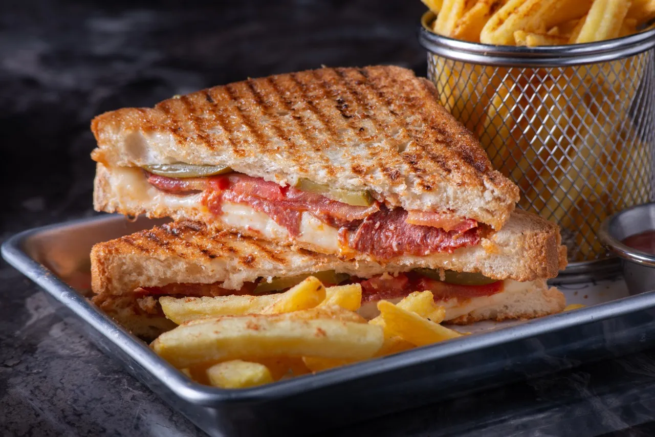 Sucuk Kaşarlı Tost